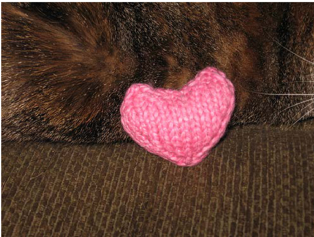 Seamless Heart Knitting Pattern for Various Yarn Sizes and Creative Uses by Sara Lozzi pattern preview