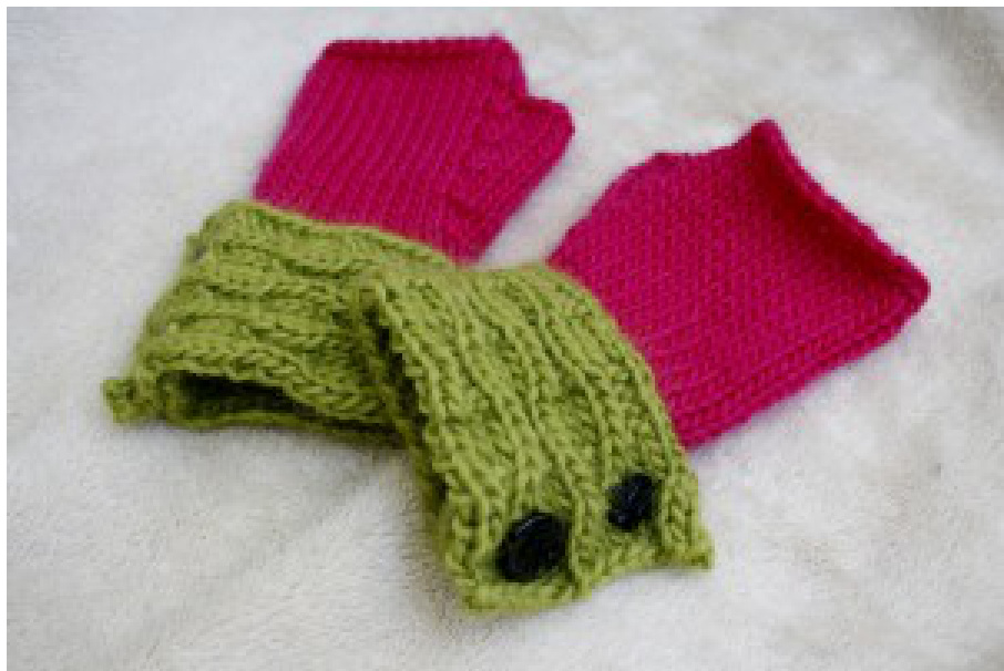 Button Up Fingerless Gloves Knitting Pattern for Personal Use by Théa Rosenburg pattern preview