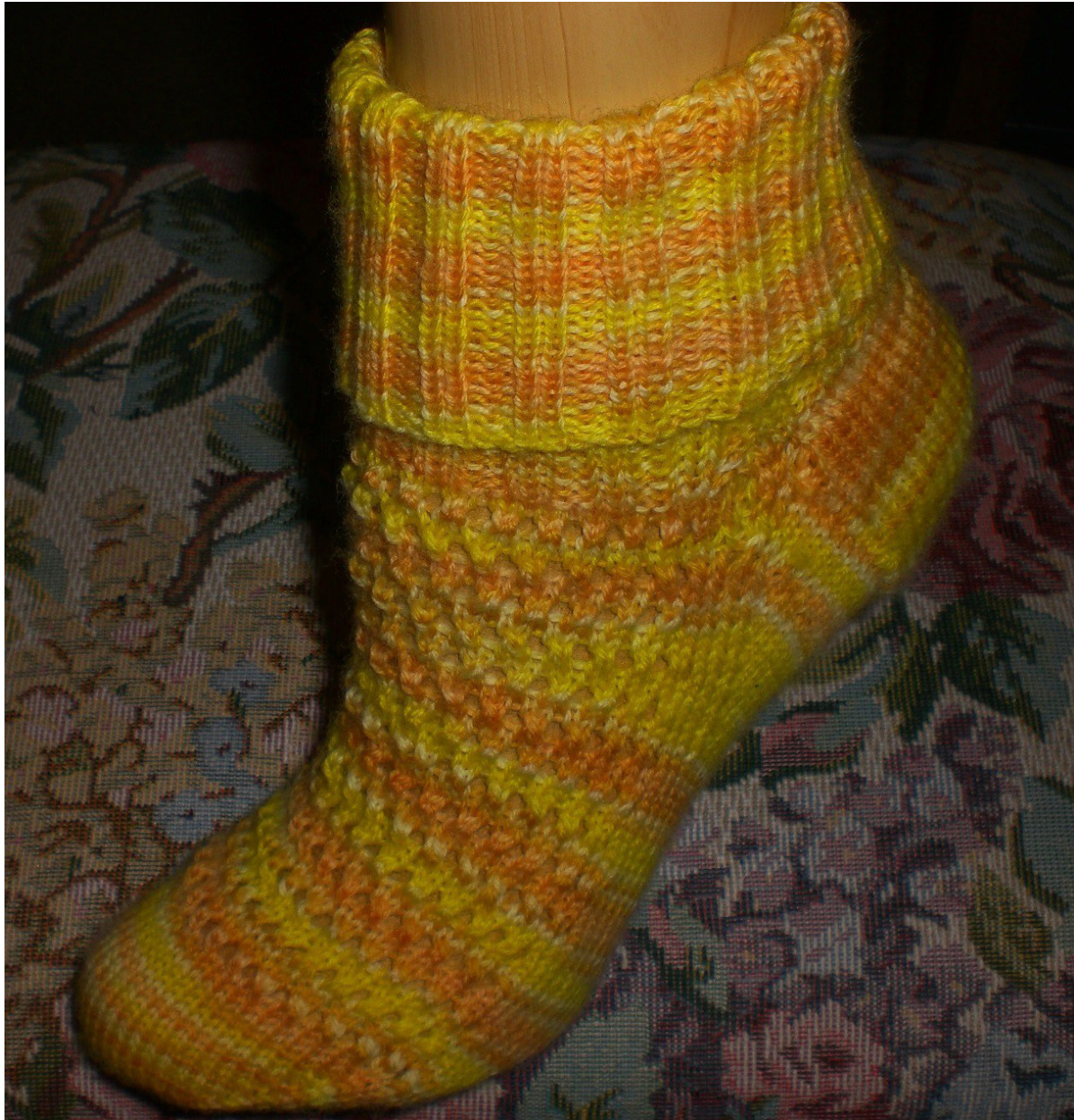 Narumi Lace Anklets: A Shibori-Inspired Knitting Pattern for Comfy Ankle Socks pattern preview