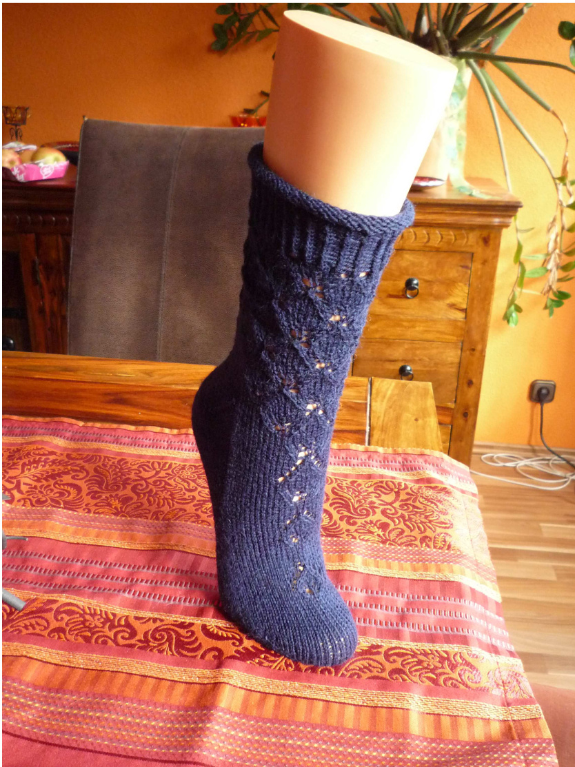 Trace of Leaves: A Detailed Toe-Up Sock Knitting Pattern with Lace and Doublestitches pattern preview