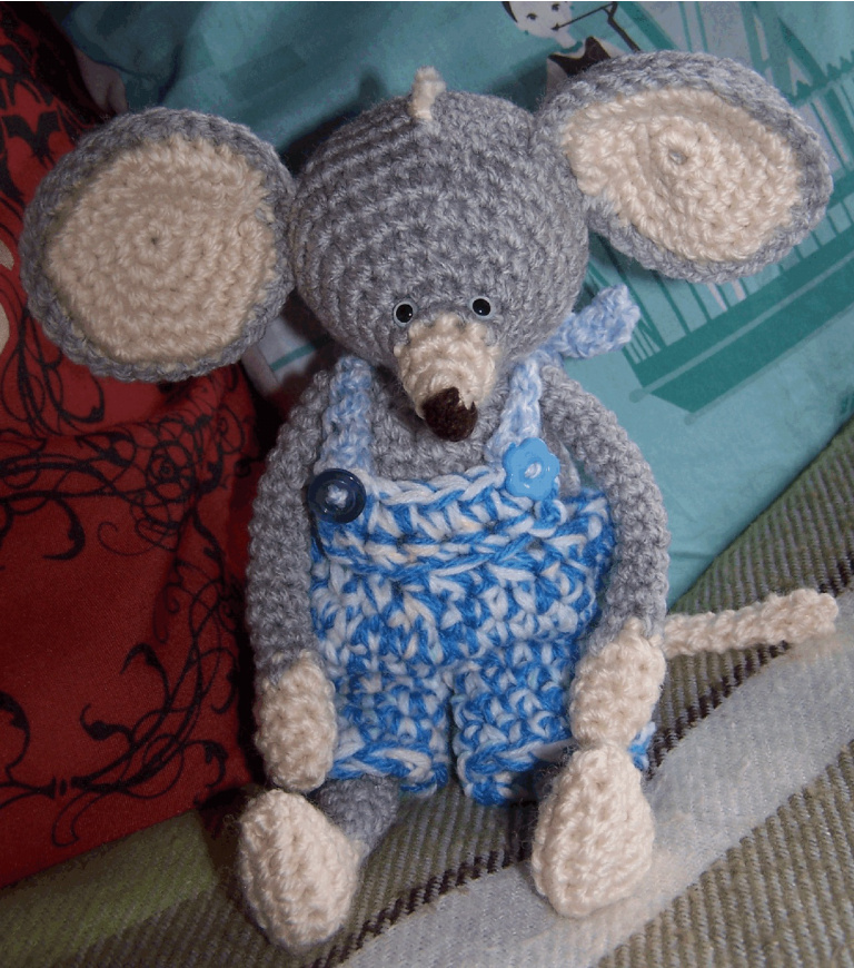 Amigurumi Big Eared Mouse Crochet Pattern Tutorial with Detailed Instructions and Customization Options pattern preview