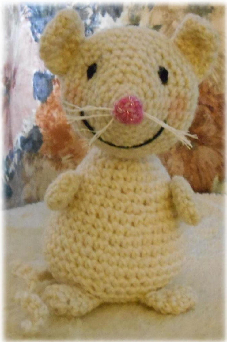 Crochet Pattern for a White Amigurumi Rat with Detailed Instructions and Materials List pattern preview